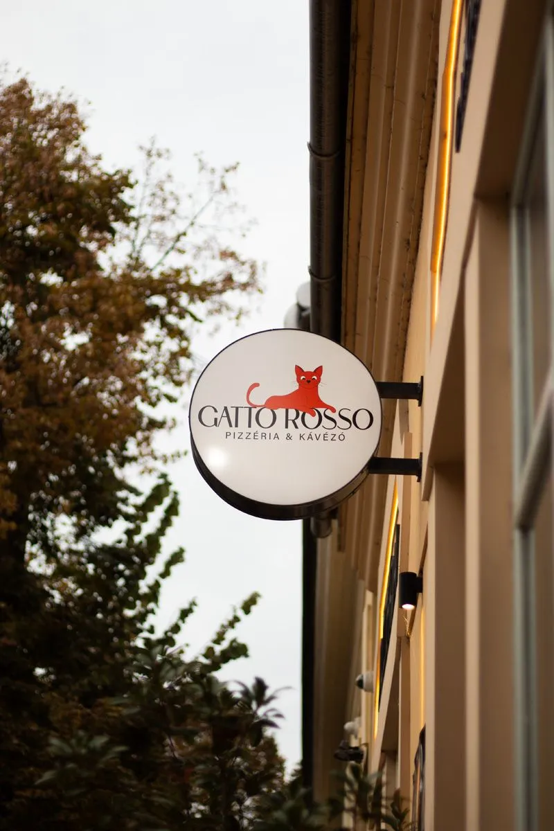 Gatto Rosso pizzéria kerek cégtáblája