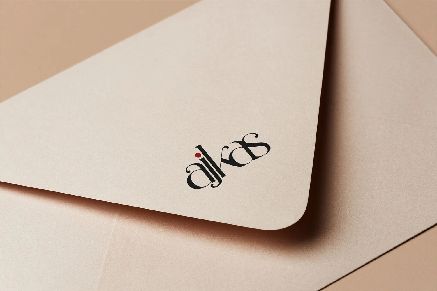 Monogramos logó bézs borítékon