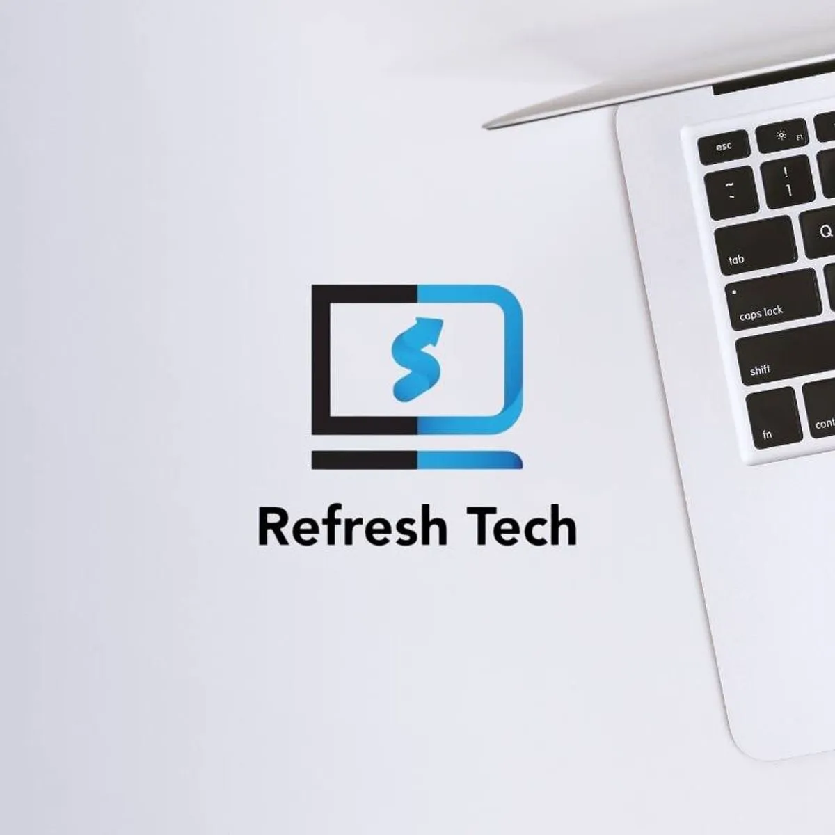 Refresh Tech logó laptop mellett