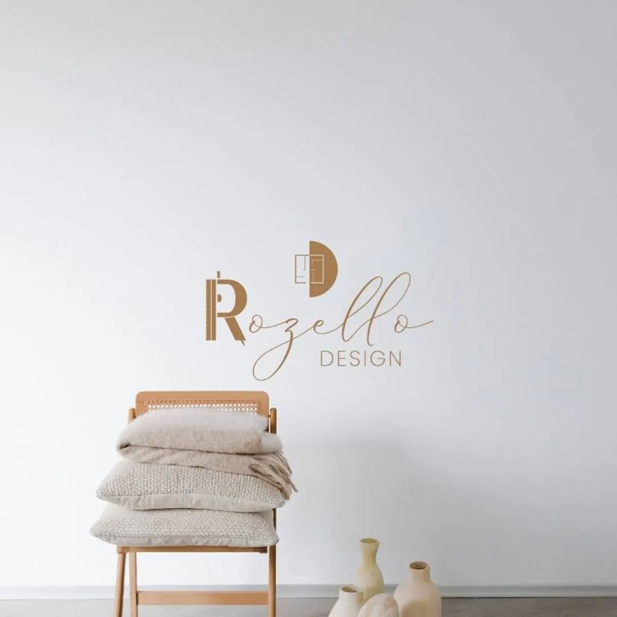 Rozello Design logó falon, lakberendezési enteriőrben